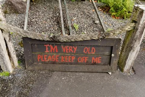 Old Please Keep Off Warning Weathered Foto stock