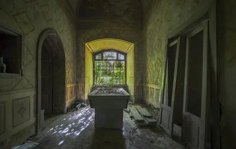 Old pool table with rubble in abandoned house Stock-Fotos