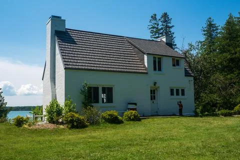 Old Presque Isle Lighthouse keepers quarters located in a public park Stock Photos