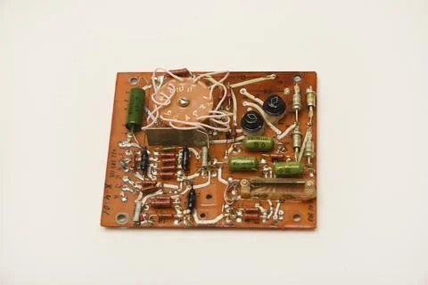An old printed circuit board with microelements. Semiconductor elements in .. Foto stock