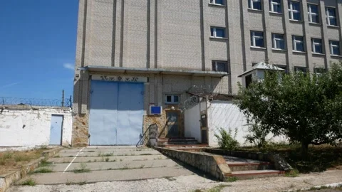 Old prison. Barbed wire. White wall with metal barbed fence. Видео 140241313