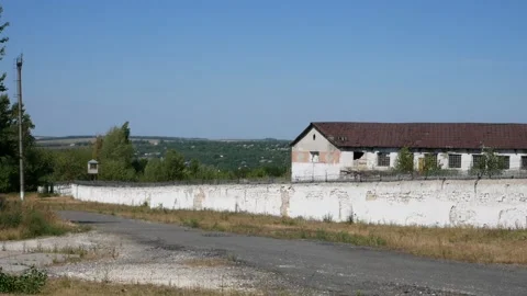 Old prison. Barbed wire. White wall with metal barbed fence. Видео 140241340