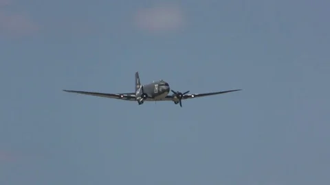 Old propeller airplane 動画素材 76244051