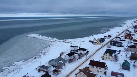 Old quay forcing the floating ice to deviate from its trajectory driven by sea. 스톡 동영상 303677327