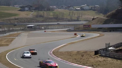 Old racing  cars doing practice laps around car racing arena Video stock 180958621