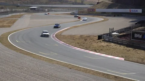 Old racing  cars doing practice laps around car racing arena Video stock 180958691