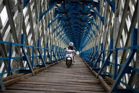  OLD RAILROAD BRIDGE IN WEST JAVA Motorcyclists cross the Cirahong bridge ... 스톡 사진