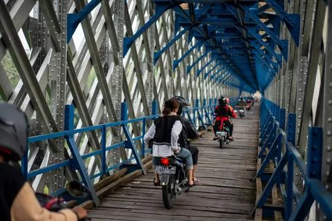  OLD RAILROAD BRIDGE IN WEST JAVA Motorcyclists cross the Cirahong bridge ... Stock-Fotos