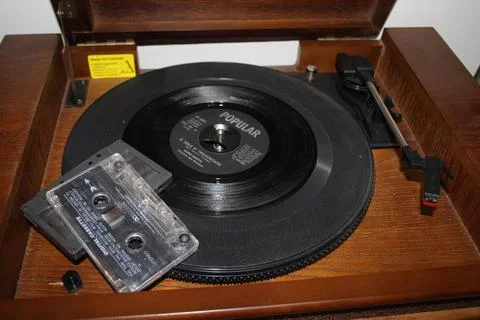 Old record player and 45 rpm record Foto stock