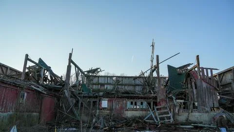 Old Red Barn Fallen Foto stock