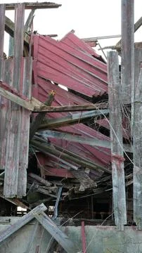 Old Red Barn Fallen Foto stock