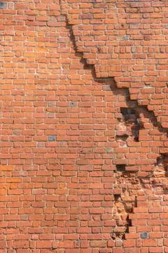 The old red brick wall has a crack Foto stock