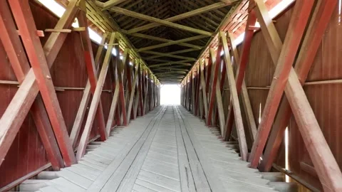 Old Red Covered Bridge over Big Bayou Creek 库存影片 242192185