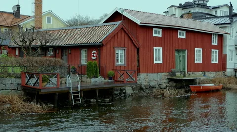 Old Red Fram House By Canal Vídeos de archivo 44480836