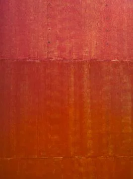 Old red metal sheet surface with painting brush pattern Foto stock