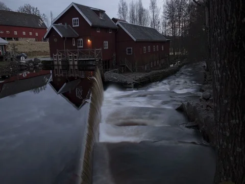 Old Red swedish house by stream time-lapse Vidéo 74563689