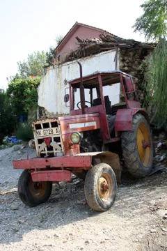 Old red tractor 库存照片