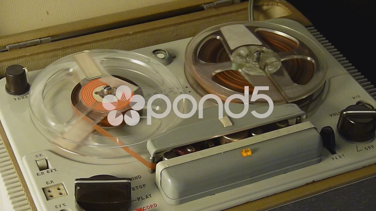 Old reel to reel tape recorder, Stock Video