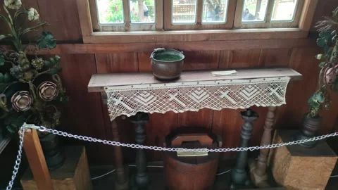 Old religious objects in the "Schafferer Museum" in Pozuzo, Peru Vidéo 283671747