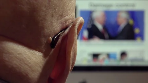 Old retired man browsing on internet searching for online news Vídeo Stock 74437317