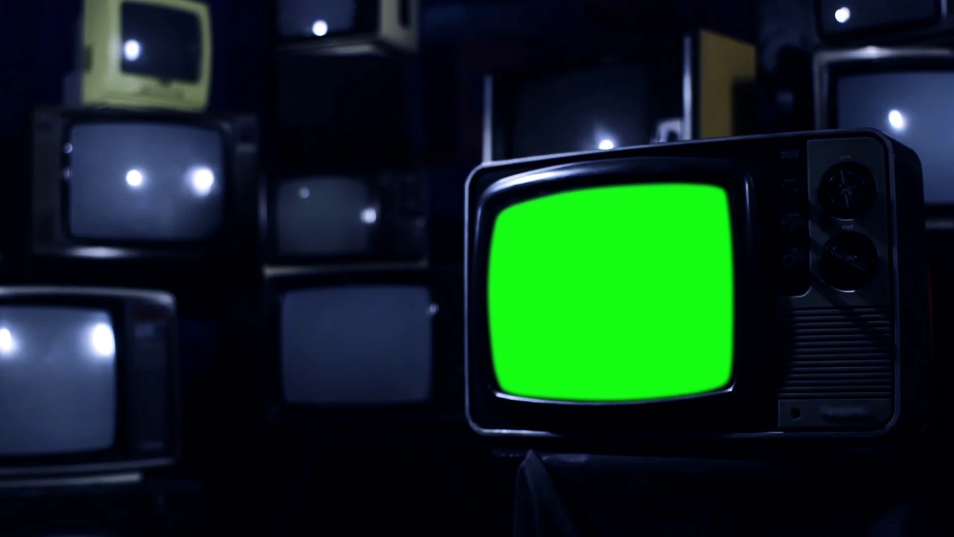 Chiếc TV thuộc thập kỷ 80 với kiểu dáng độc đáo và phong cách retro sẽ đưa bạn trở về thời kỳ hoàng kim của TV đen trắng. Hãy để chiếc TV này giúp bạn thưởng thức các bộ phim retro của thập niên 80, với chất lượng hình ảnh đầy hoài niệm.