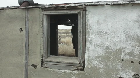 Old rez house with camera push Stock Footage 40333899