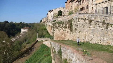 The old road heading to the city gate of Colle val d'Elsa, Tuscany Stock Footage 76053459