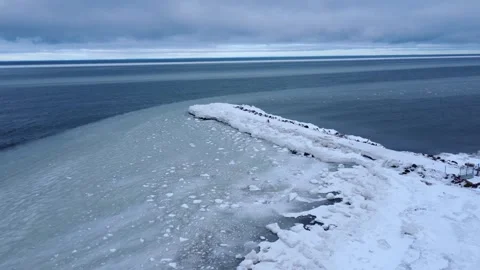 Old rock quay forcing the floating ice to deviate from its trajectory. 스톡 동영상 303677319