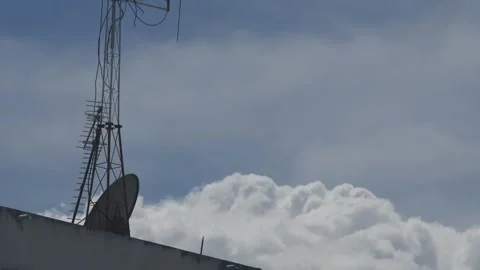 Old rooftop television antenna with multiple elements 库存影片 335584019