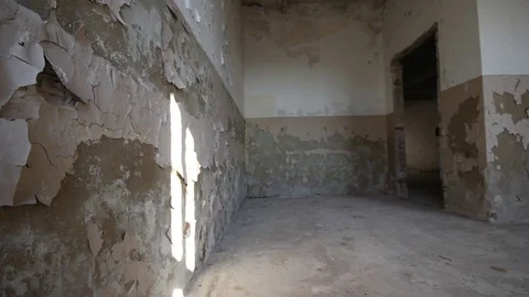 Old room with exhausted plaster Stock Footage 72815038