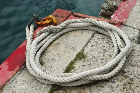 Old ropes on the dock. close up Foto stock