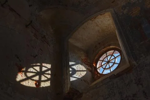 Old round window in a destroyed building Fotos de archivo