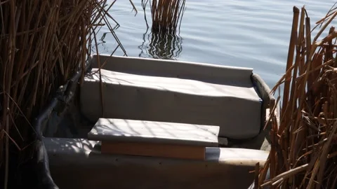 An old rowboat on the lake Video stock 181999626