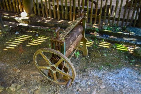 Old rubber sheet roller machine. Foto stock