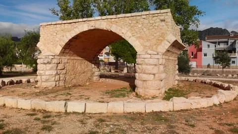 An old ruined bridge as a memorial of a big flooding in Beniarbeig. 库存影片 123722298