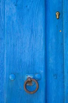 Old run-down blue painted wooden door and lock Foto stock