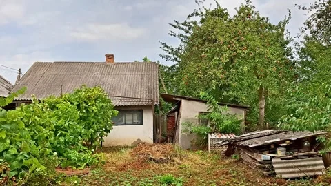 Old Rural House Surrounded by Greenery in a Quiet Countryside Garden Vídeos de archivo 344055685