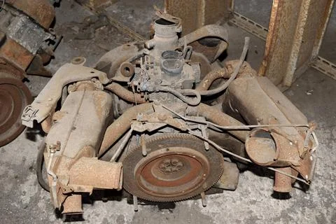 Old rusted engine ready for dismantling process Old rusted engine ready fo... Stockfoto's