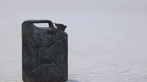 Old rusted fuel can on the beach Video stock 233515052