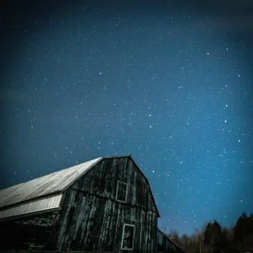 Old rustic barn with Big Dipper and Pole star in winter Foto stock