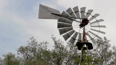 Old Rustic Farm Windmill 스톡 동영상 142012300
