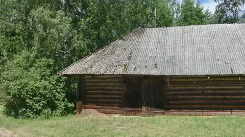 Old rustic log barn in countryside 스톡 동영상 137039306