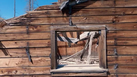 Old rustic mining building in Colorado zoom out Stock Footage 252159533