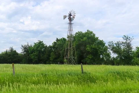Old Rustic Windmill on Nebraska pasture landscape Stock-Fotos