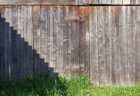 Old rustic wooden gate with rusty hinges. Stock-Fotos