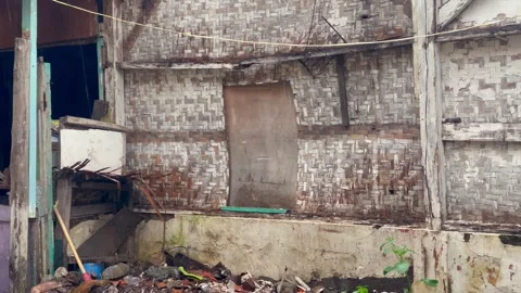 Old rustic woven bamboo wall of a dilapidated house Vídeo Stock 337572489