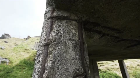 Old rusting concrete reinforcement bar in damaged concrete building Vidéo 132520599
