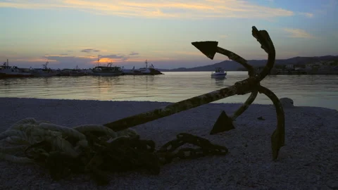 Old rusty anchor with a rope at sunset 库存影片 261316106