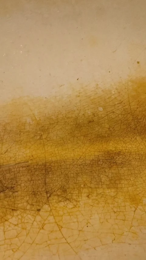 An old rusty bathtub with cracks and yellow spots Vídeos de archivo 332975166