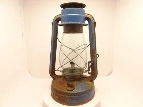 Old Rusty Blue Kerosene Lantern on White Background Foto stock